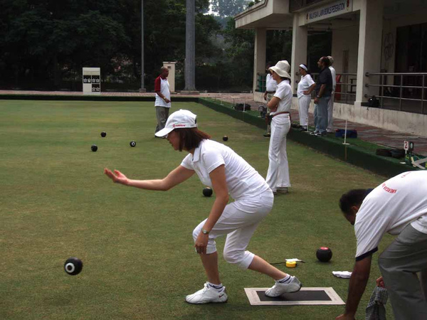 A Lawn Bowl lényege a pályán lévő kisgolyó (jack) közelítése a játékosok nagyobb, íves vonalú mozgást leíró golyóival.  A golyók kb. 1,5 kg súlyúak.