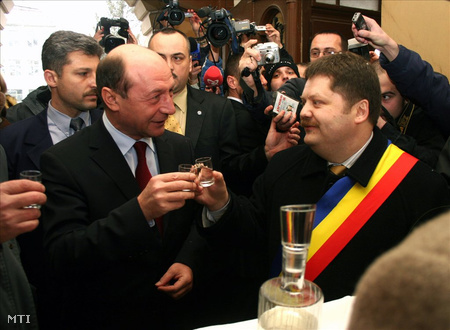Băsescu államelnök és Szász Jenő székelyudvarhelyi polgármester koccint 2006. március 15-én