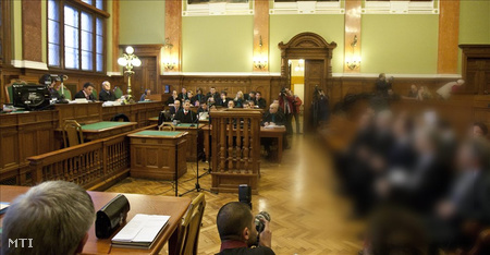 Résztvevők a Kulcsár-ügy megismételt elsőfokú büntetőperének tárgyalásán a Fővárosi Bíróság (FB) tárgyalótermében (Fotó: Szigetváry Zsolt)