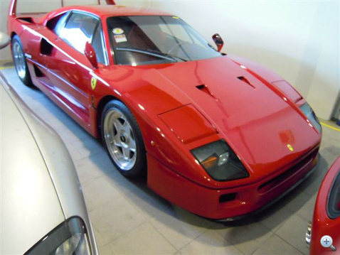 Minden idők legjobb Ferrarija – mondják a hozzáértők és a tulajdonosok. Valami lehet benne, hiszen olyan, mint Enzo volt, aki maga szabta meg, milyen legyen ez az autó. Versenygép, egy örök mementó. Az il Commendatore halálát követő egyik Ferrari sem volt ennyire kompromisszummentes.