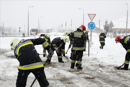 Tűzoltók takarítják a havat a 82-es úton (Fotó: Nagy Lajos)