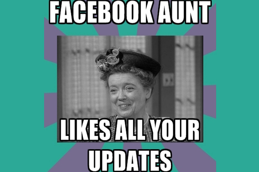 A facebookozó nagynéni minden egyes képed és posztod lájkolja.