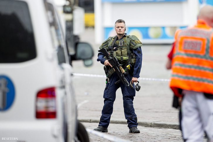 Gépfegyveres rendőr a késes tamádás helyszínén Turkuban 2017 augusztus 18-án.