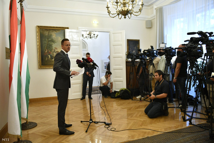 Szijjártó Péter külgazdasági és külügyminiszter sajtótájékoztatót tart hivatalában 2017. szeptember 4-én.