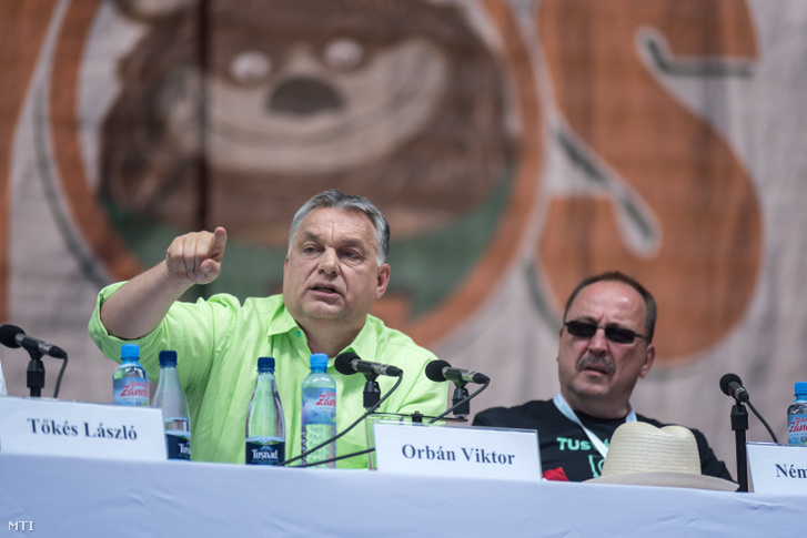 Orbán Viktor miniszterelnök a 28. Bálványosi Nyári Szabadegyetem és Diáktáborban (Tusványos) az erdélyi Tusnádfürdőn 2017. július 22-én. Mellette Németh Zsolt az Országgyűlés külügyi bizottságának elnöke.