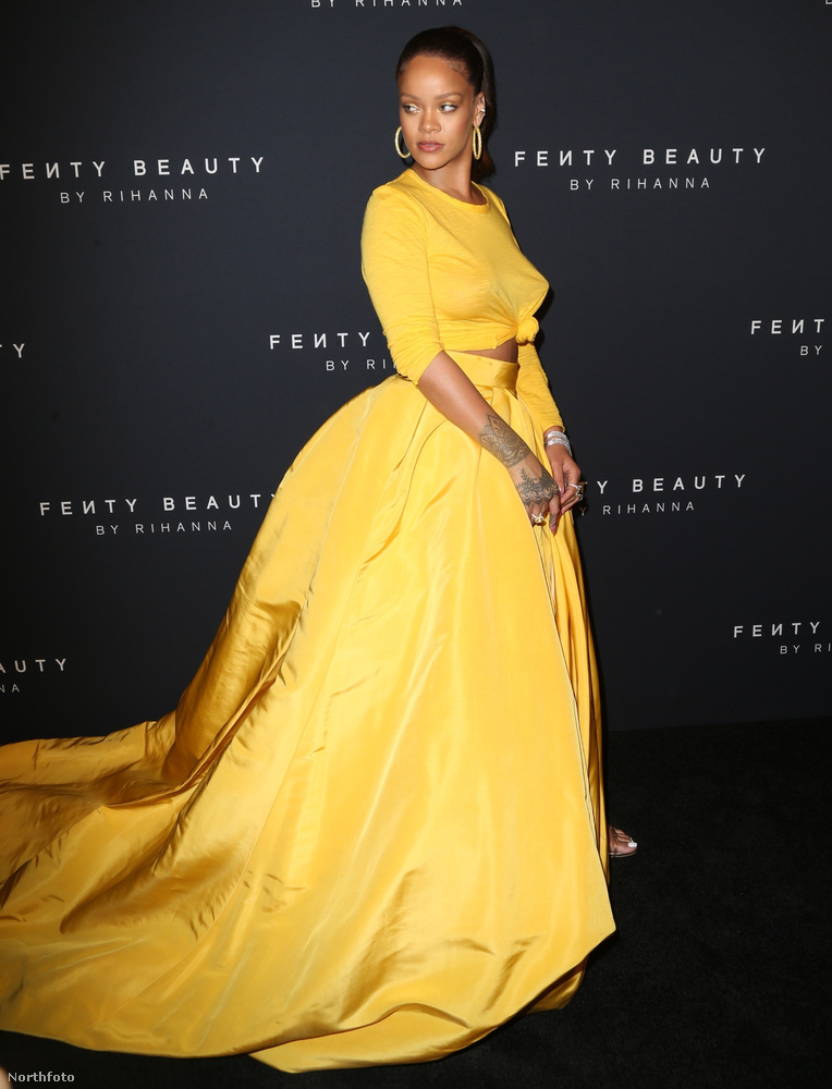 Rihanna nem először próbálkozik értelmezhetetlen sárga szereléssel