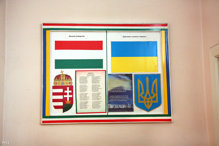 Magyar és ukrán nemzeti jelképek a Munkácsi Szent István Katolikus Líceum falán