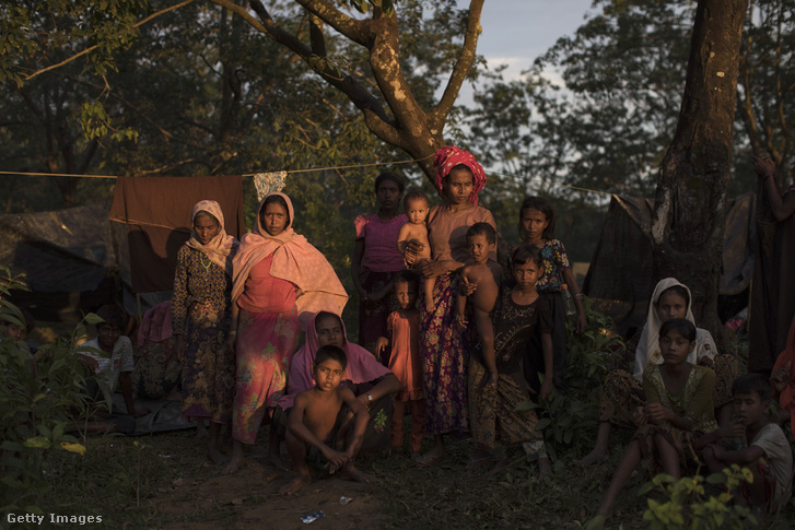A burmai tisztogatások elől elmenekült rohingja menekültek Bangladesben.