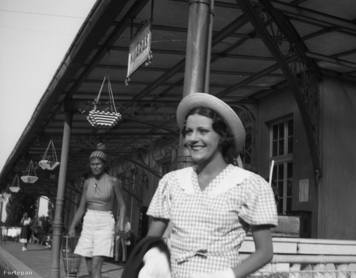 Ágay Irén a balatonföldvári vasútállomáson 1936-ban.