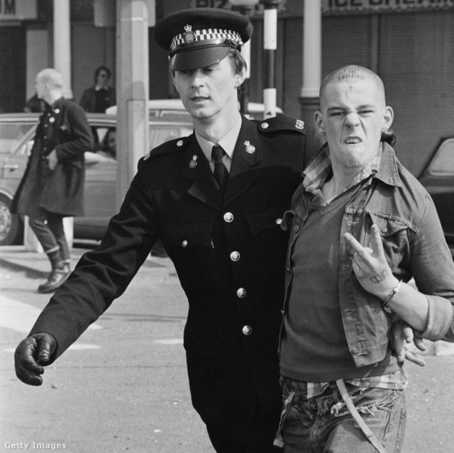Rendőr vesz őrizetbe egy fiatal skinheadet az angliai Southend-on-Sea-ben 1980-ban.