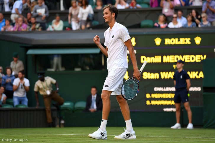 Danyiil Medvegyev Wimbledonban az 1. körben kiverte Wawrinkát, majd a 2.-ban kikapott, és dobálta a pénzt