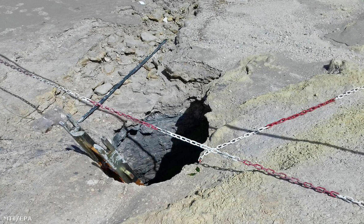 Létra vezet le a Nápoly megyei Pozzuoli város mellett levő Campi Flegrei vulkáni zóna Solfatara nevű kráterébe, amelyben három kiránduló életét vesztette 2017. szeptember 12-én.