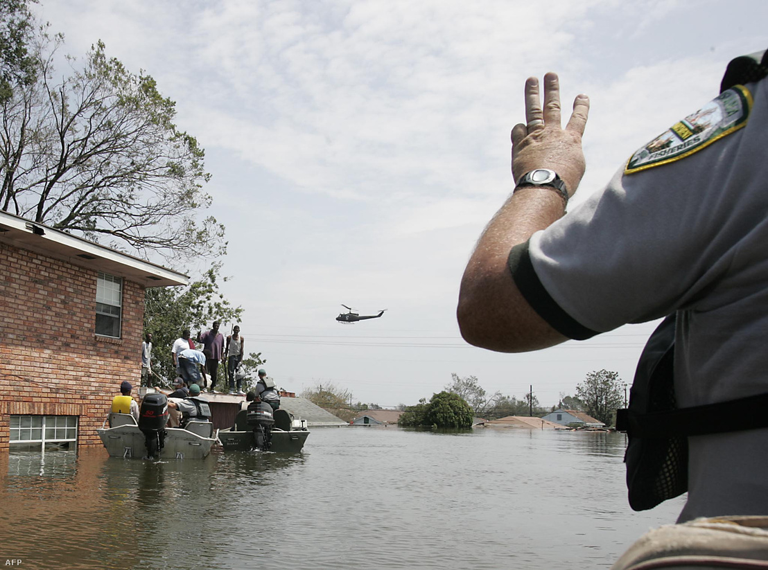 Mentőalakulatok dolgoznak az elárasztott New Orleans-ban a Katrina után