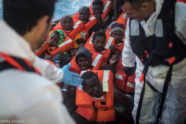 Menekültek Lampedusa partjainál