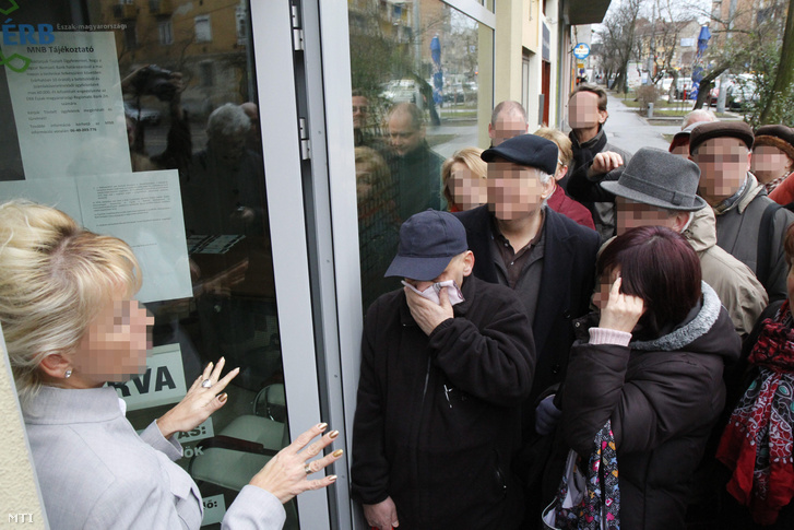 Tanácstalan emberek állnak sorba a Buda-Cash Brókerházzal összefüggésbe hozható Tokaj és Vidéke Takarékszövetkezet miskolci fiókja elõtt 2015. február 26-án hogy pénzükhöz vagy legalábbis annak egy részéhez jussanak.