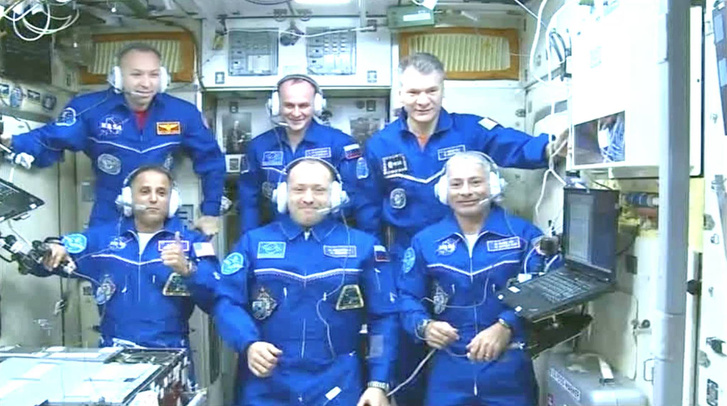 Hatan vannak most az ISS-en (alul az újoncok)