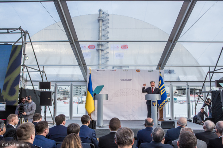 Porosenko a sérült reaktor köré emelt betonszarkofág átadó ünnepségén (2016.)