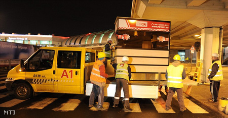 Nem sokkal éjfél után a repülőtér munkatársai felállították a Főtaxi bódéját. (Fotó: Mihádák Zoltán)