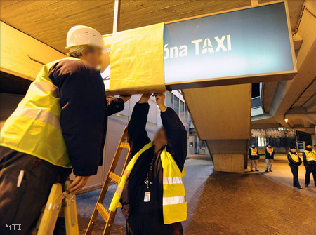 A repülőtér munkatársai eltüntették a Zóna Taxi feliratot a Ferihegyi repülőtér érkezési oldalán. (Fotó: Mihádák Zoltán)