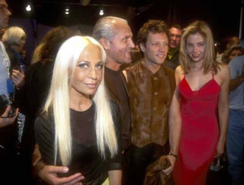 Donatella és Gianni Versace, Jon Bon Jovi és Mira Sorvino társaságában. 1996. New York Versace Fashion Show