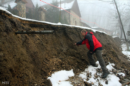 Kenesei József geotechnikai szakértő vizsgálódik a földcsuszamlás helyszínén a miskolci Avas északi oldalán (Fotó: Vajda János)