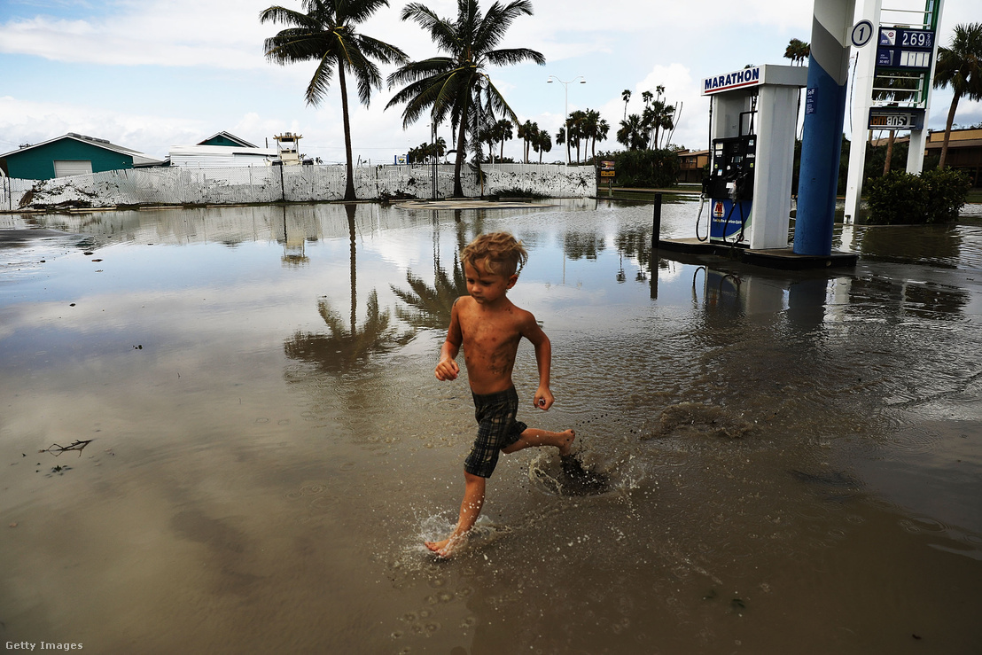 Vízben játszó kisgyerek Floridában, Irma elvonulása után.