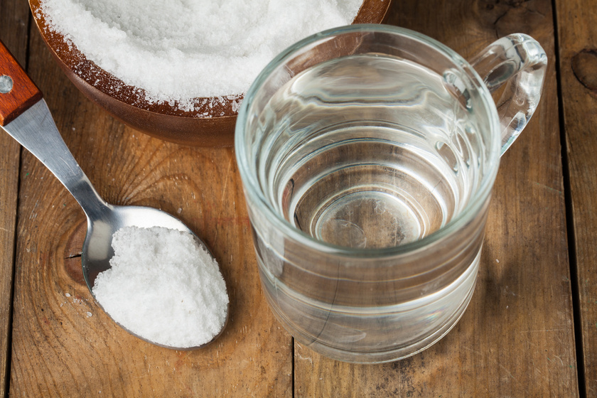 A meleg sós borogatás fertőtlenít és csökkenti a gyulladást: 1 evőkanál sót keverj 2 csésze meleg vízbe, márts bele egy törölközőt, majd nyomd a területre 15 percig. Ismételd meg naponta.