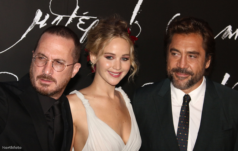 Ez egyébként a film New York-i premierjén volt, szerda este, Jennifer Lawrence nemrég Budapesten is járt, de természetesen nem premierezni, hanem forgatni