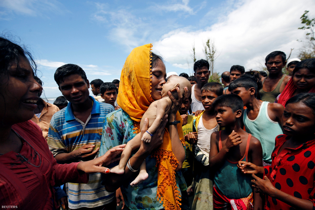 40 napos gyermekét emeli az arcához egy rohingja anya. A gyermek akkor vesztette életét, amikor a menekülő család megpróbált csónakkal átkelni a Mianmart és Bangladest elválasztó szűk szorosnál, de elsüllyedtek.