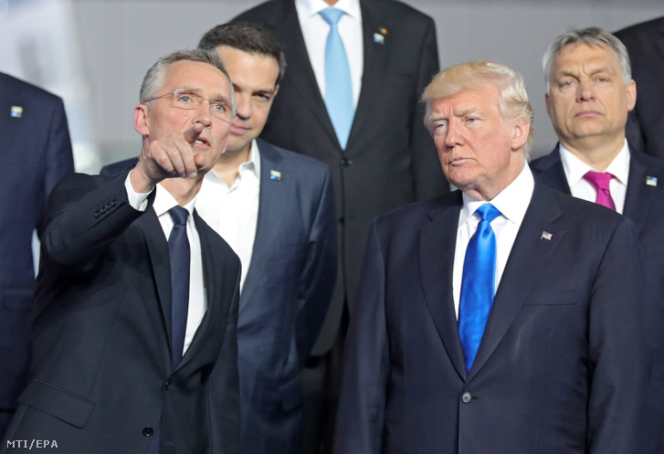 Jens Stoltenberg NATO-főtitkár és Donald Trump amerikai elnök beszélget csoportképkészítés közben Orbán Viktor miniszterelnök és Alekszisz Ciprasz görög kormányfő előtt a NATO-tagországok állam- és kormányfőinek egynapos csúcstalálkozóján Brüsszelben 2017. május 25-én.