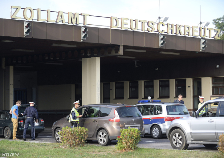 Osztrák rendőrök autósok papírjait nézik meg a magyar-osztrák határ ausztriai oldalán Deutschkreutznál (Sopronkeresztúr) 2015. szeptember 15-én miután az illegális bevándorlás miatt Ausztria éjféltől ideiglenesen bevezette a határellenőrzést több határszakaszon.