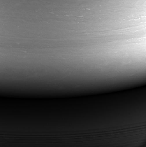 A Cassini által küldött utolsó kép, ami még csütörtökön készült. Pénteken már nem készültek képek, az űrszonda azonban az utolsó pillanatig küldte a többi műszere által rögzített adatokat a Szaturnusz légköréről.