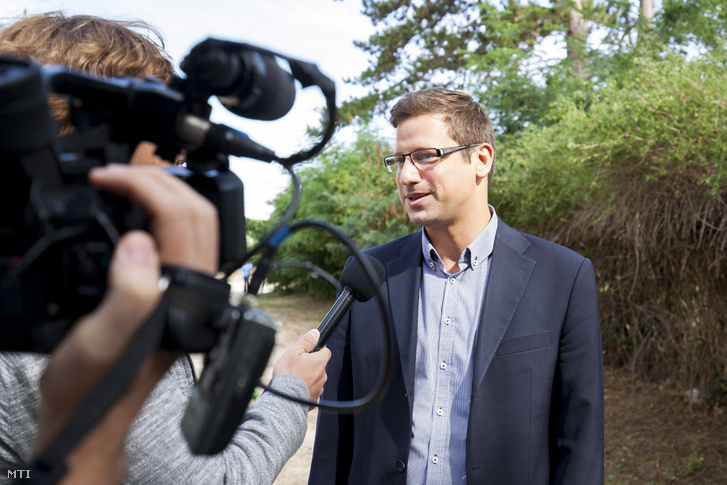 Gulyás Gergely a Fidesz alelnöke nyilatkozik a kötcsei Dobozy kúriánál 2017. szeptember 2-án