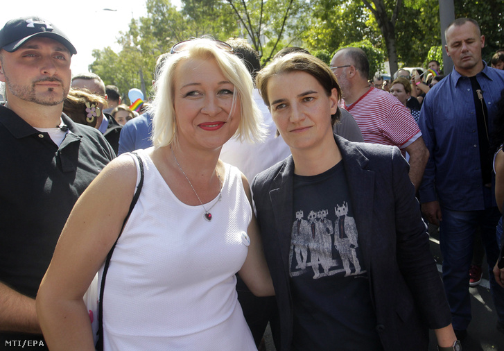 Ana Brnabic szerb miniszterelnök (j) és a transznemű, korábban katonaként szolgáló Helena Vukovic a belgrádi melegfelvonuláson