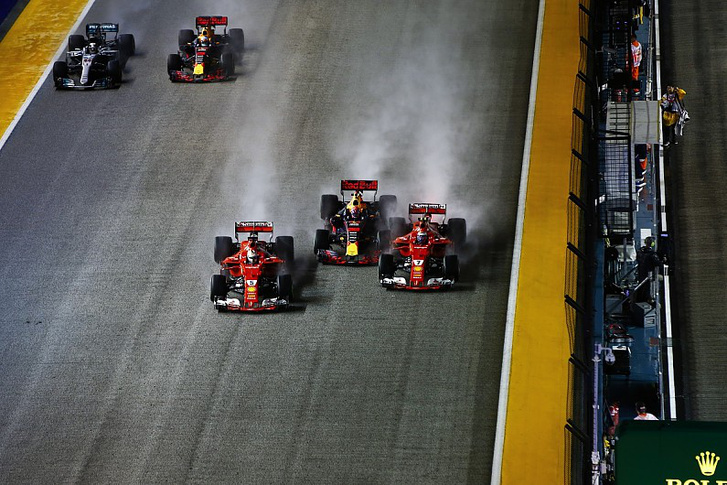 Az Autosport fotóján látszik, ha Verstappen csak 10 centivel hagy több helyet Räikkönennek, mindhárom autó elfért volna, igaz, neccesen, de az F1-ben az ilyen távolságok mindennaposak