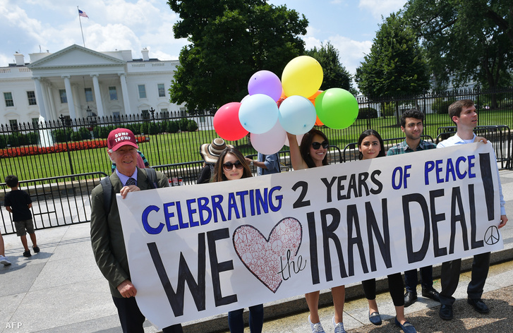 A megállapodást támogató aktivisták a Fehér Ház előtt 2017. július 14-én, Washingtonban