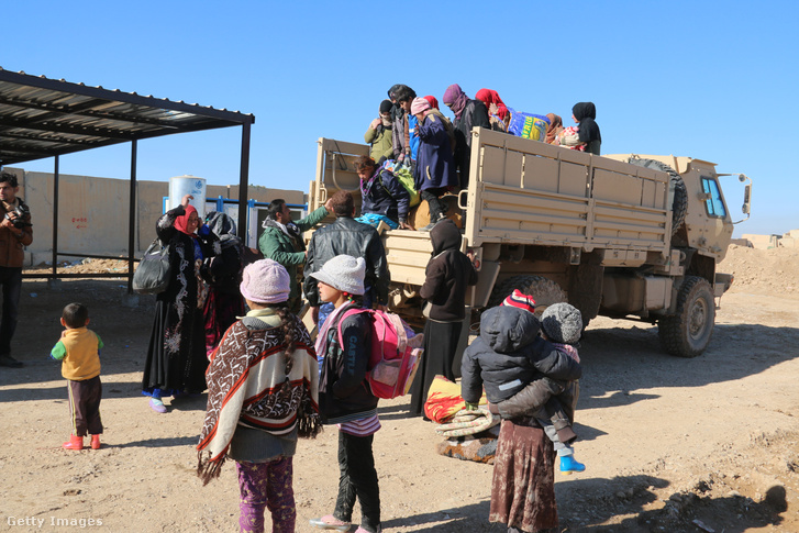 Az Iszlám Állam által megszállt Havídzsából menekülő emberek érkeznek egy a pesmergák által ellenőrzött régióba 2016 december 7-én.