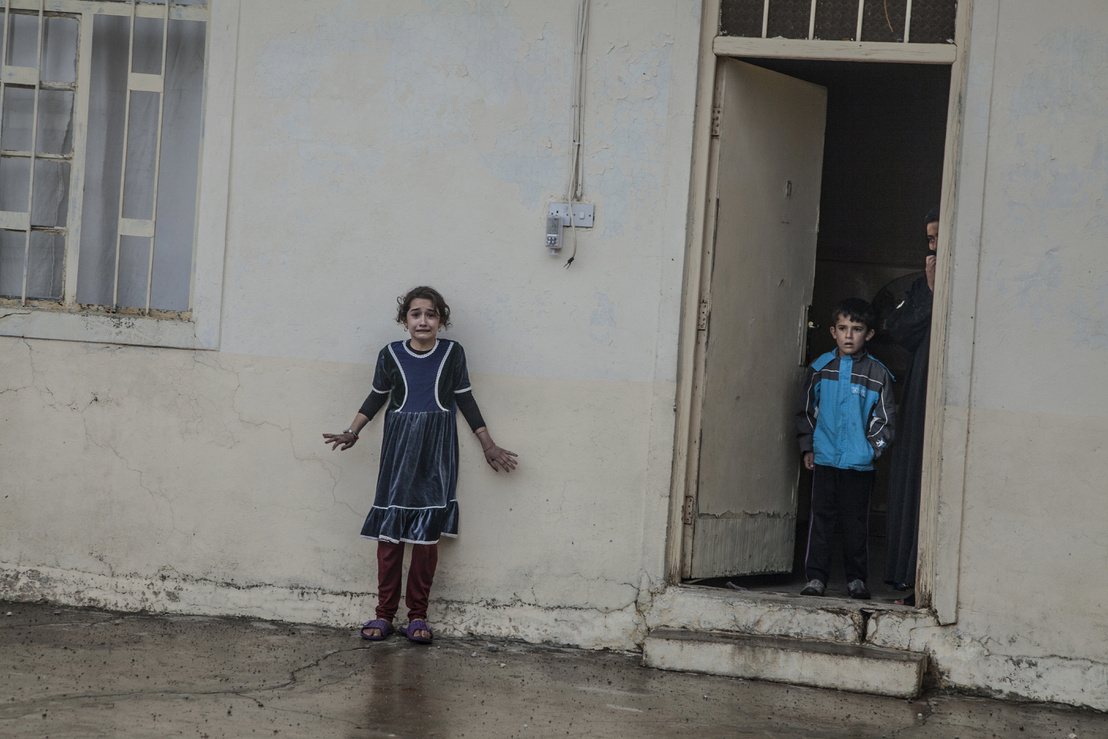 Gyerekek figyelik a város felszabadításánál bevonuló iraki csapatokat Moszulban. Hír kategória - Első hely