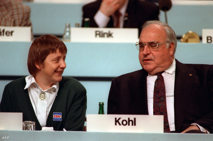 Angela Merkel, mint újdonsült nőügyi miniszter és Helmut Kohl kancellár 1991.december 16-án, a CDU drezdai pártgyűlésén