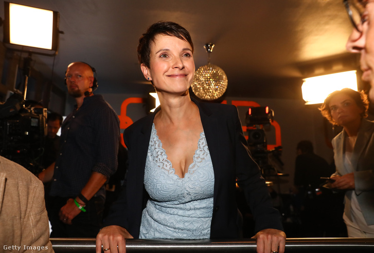 Frauke Petry a bevándorlásellenes párt társvezetője örül a vártnál jobb eredménynek vasárnap este