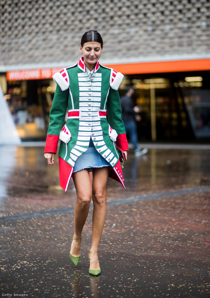 A Vogue és a W magazine munkatársa, Giovanna Battaglia Engelbert cirkuszi kabátot vett fel a farmermini fölé Londonban.