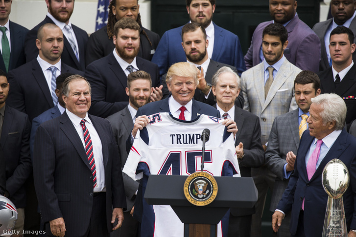 Donald Trump a 2016-os szezon bajnokával, a New England Patriotsszal a Fehér Házban
