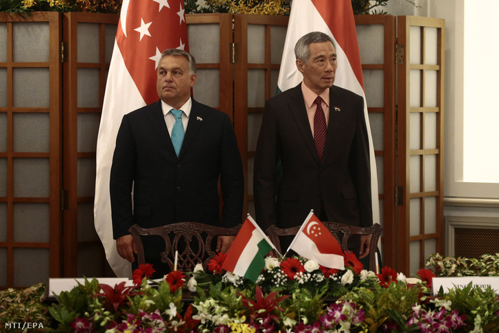 Orbán Viktor miniszterelnök és Li Hszien Lung szingapúri miniszterelnök (j) kétoldalú egyezmények ünnepélyes aláírásán a szingapúri Isztana elnöki palotában 2017. szeptember 26-án.