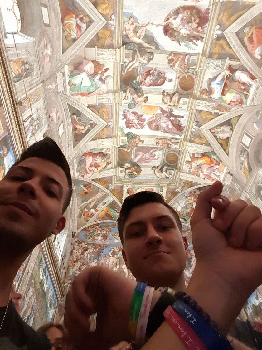 Michelangelo híres freskóját óvják a vakutól, ezért tilos fotózni a Sixtus-kápolnában, mégis százával készülnek róla a képek.