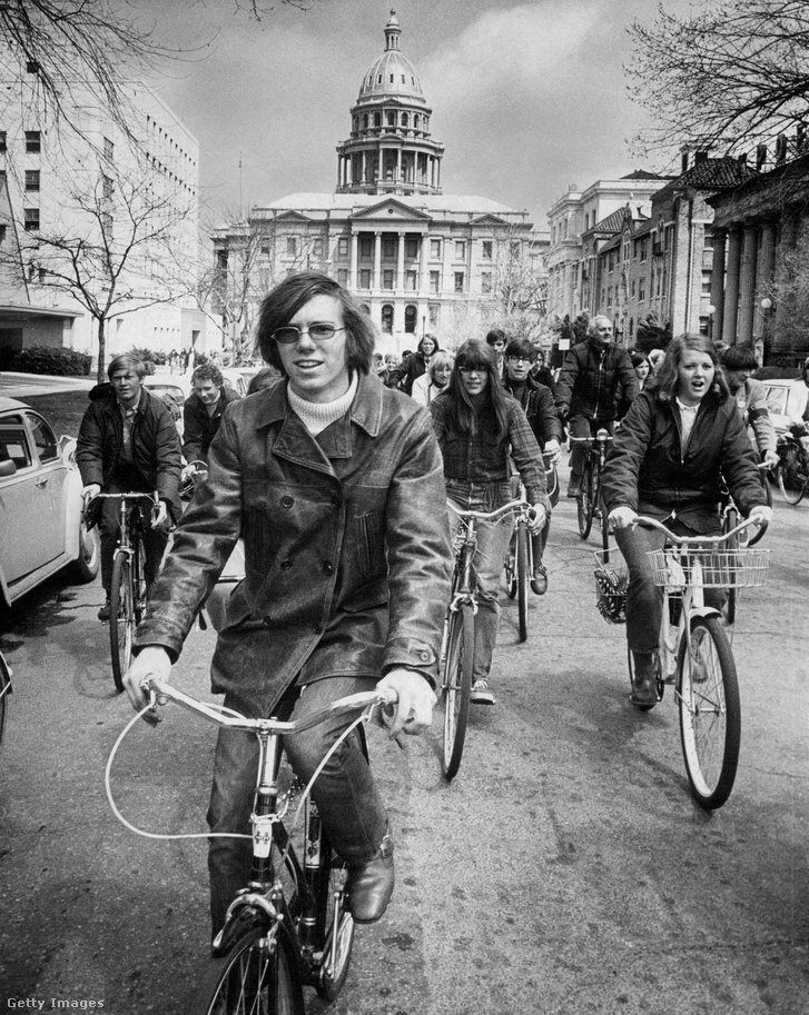 1970. április 22., Peter Cohen a Colorado Egyetemről 260 bringást vezet fel a Föld Napján tartott Bike Hike demonstráción