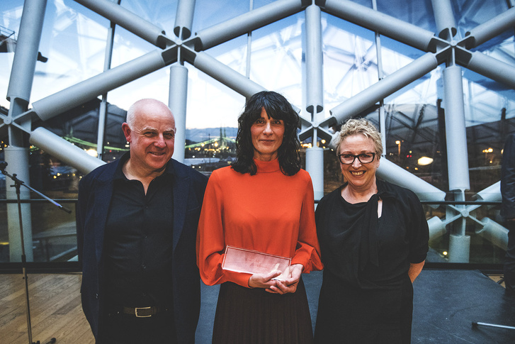 Mary McLoughlin és John Ward Németh Hajnallal