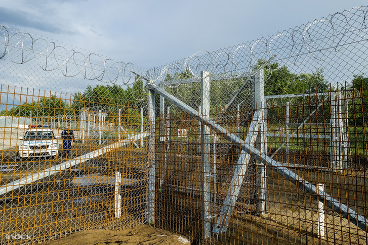 Határkerítés a magyar-szerb határon Röszke közelében 2017. május 4-én