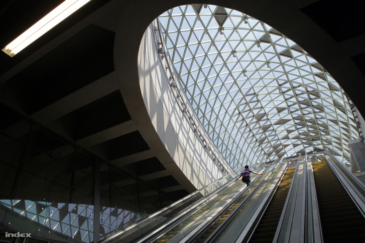 Bikás park metróállomás a felszínen a panelházakkal (fent) és a felszín alatt