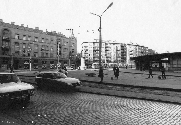 A Móricz Zsigmond körtér 1978-ban a legendás gomba alakú BKV épülettel