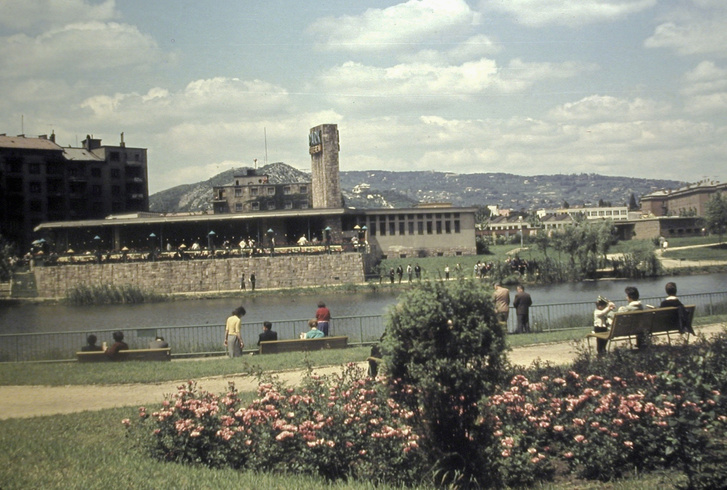 A Kosztolányi Dezső tér parkja, a Feneketlen-tó 1963-ban az egykori Park étteremmel, a Park Színpaddal, távolban a Sas-heggyel